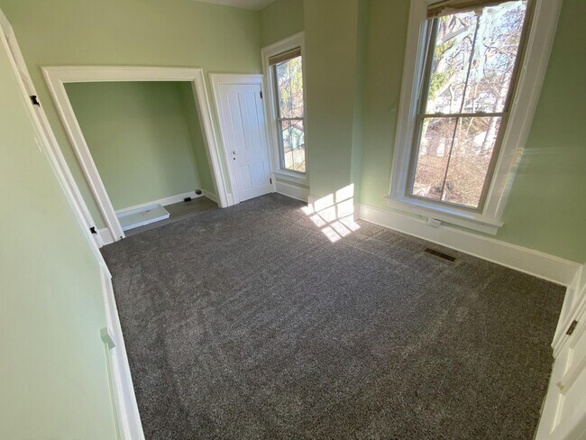 Building Photo - 102 N Washington St