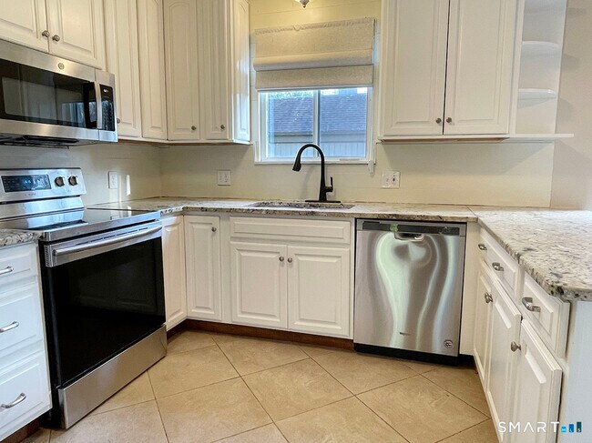 Building Photo - 445 Heritage Vlg