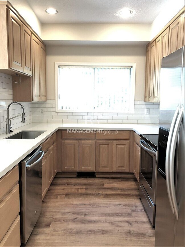 Building Photo - Gorgeous John's Landing Townhome- Luxurious Interior Renovation!