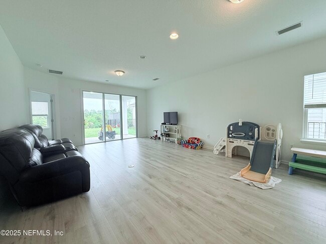 Building Photo - 136 Torres Trce