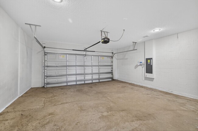 Building Photo - Spacious 4 Bedroom for Rent - With Amenities!