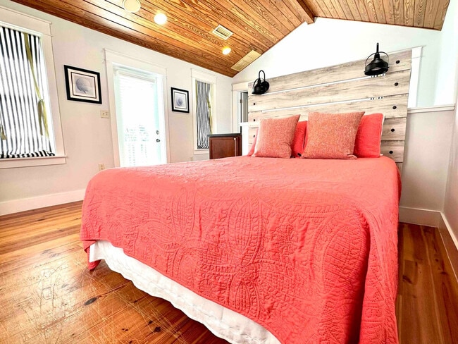 Building Photo - 87 Barracuda St