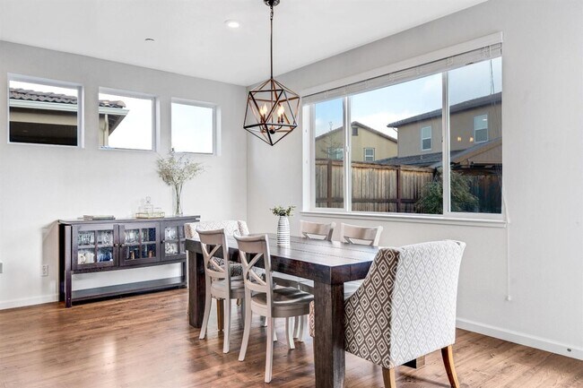 Building Photo - Rocklin 3 Bed 2.5 Bath Solar Gem