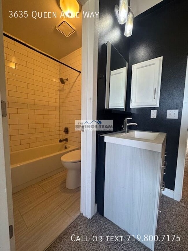 Building Photo - 3635 Queen Anne Way