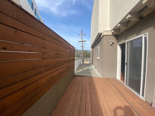 Building Photo - 2149 Carlmont Dr