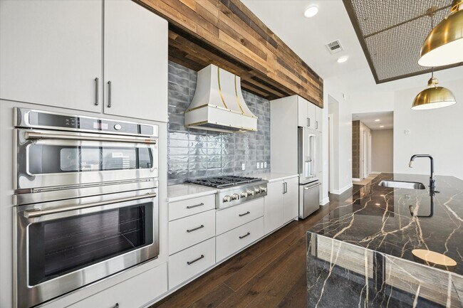 Building Photo - 9757 Katy Fwy