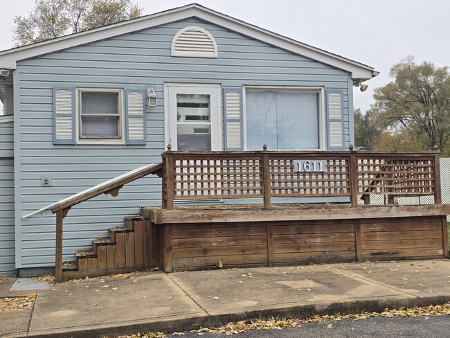 Primary Photo - 1611 S Oakwood Ave