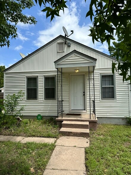 Primary Photo - 1202 E Clark St