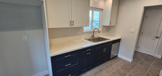 Building Photo - DEL CERRO / SAN DIEGO - Newly Remodeled Ch...