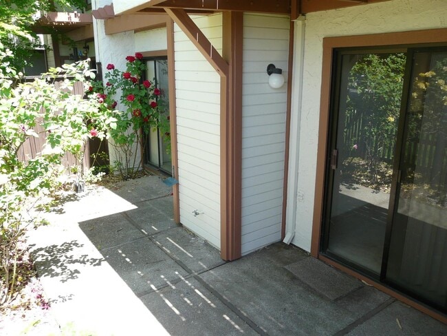 Building Photo - Bright and Spacious 2 Bedroom 2.5 Townhouse in Desirable Terrace Hills Community