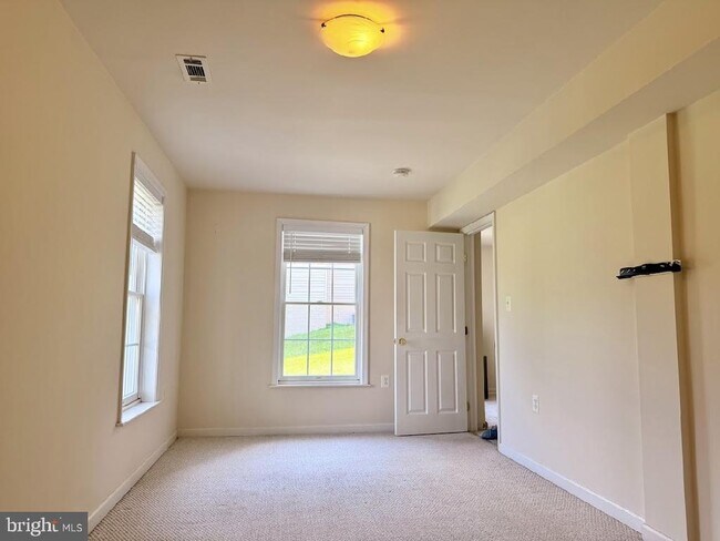 Building Photo - 43520 Lucketts Bridge Cir