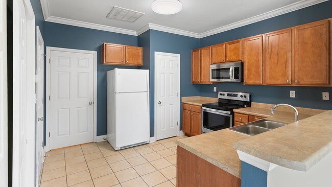 Building Photo - 3 Bedroom Condo in Burbank Estates- Gated ...