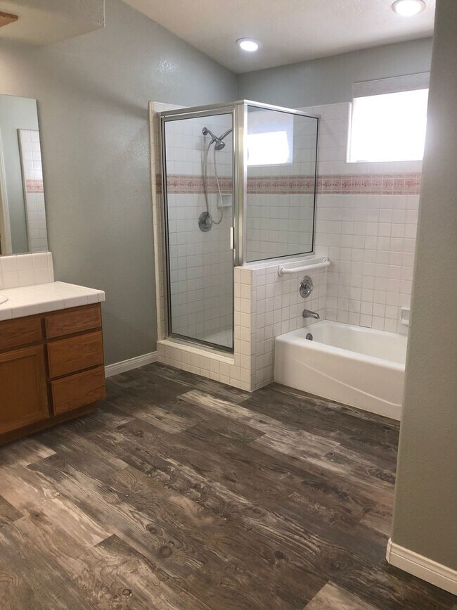 Building Photo - 3 bedroom 2 bathroom Home in Silver Lakes!...
