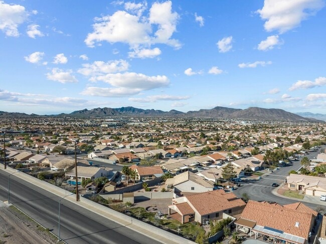 Building Photo - Spacious Single Story, 4 Bedroom "Henderso...