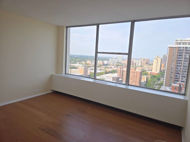 Building Photo - 5757 N Sheridan Rd