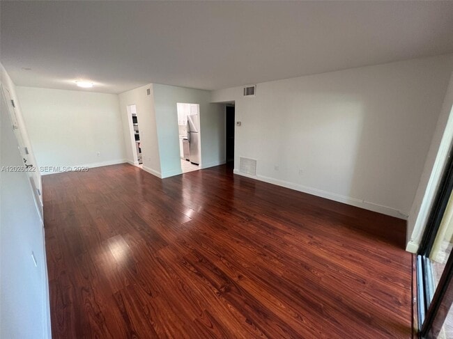 Building Photo - 10415 N Kendall Dr