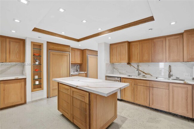 Building Photo - 5025 Collins Ave