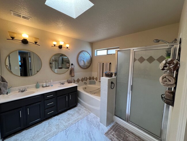 Building Photo - Charming 3-Bed, 2.5-Bath Home with Cozy Fi...