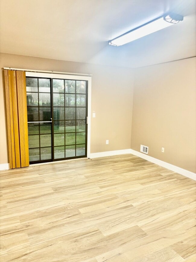 Building Photo - 2 Bedroom, 1 Bathroom Newly Renovated Cond...