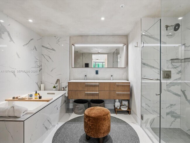 Building Photo - 9521 E Bay Harbor Dr