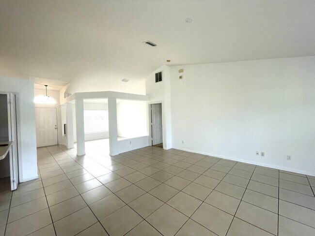 Building Photo - 1061 SW Coleman Ave
