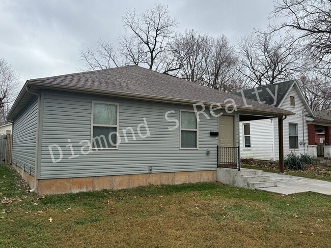 Building Photo - Cute and Clean 3 Bedroom Home Available!