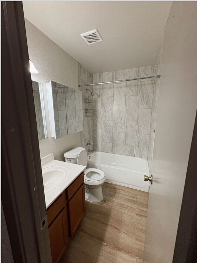 Building Photo - 204 W Mockingbird Ln
