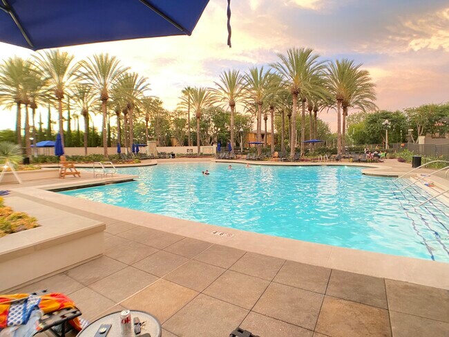 Building Photo - 101 Hallmark