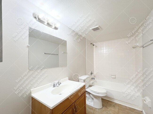 Building Photo - 3906 E Bird St B