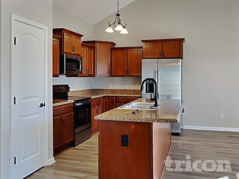 Building Photo - 1862 Camelot Dr