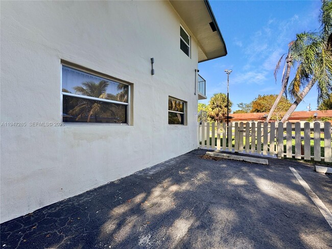 Building Photo - 883 SW 10th St