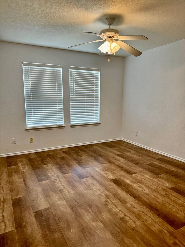 Building Photo - 204 Gatewood Oak