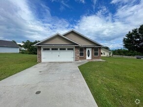 Building Photo - 3 bedroom, 2 bathroom home in the heart of...