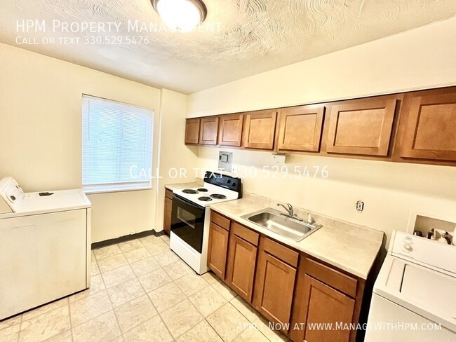 Building Photo - Spacious Three-Bedroom Apartment for Rent