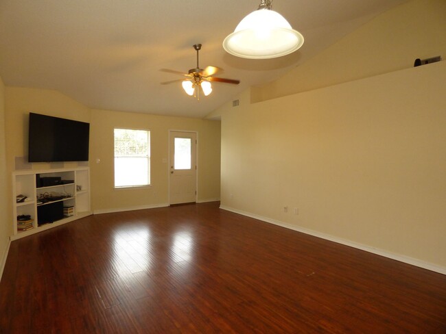 Building Photo - Great 4 Bedroom in Pensacola