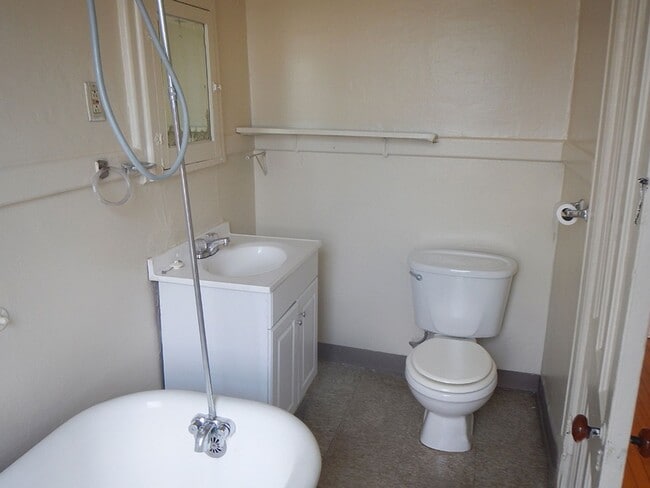 Building Photo - 120 Dell St