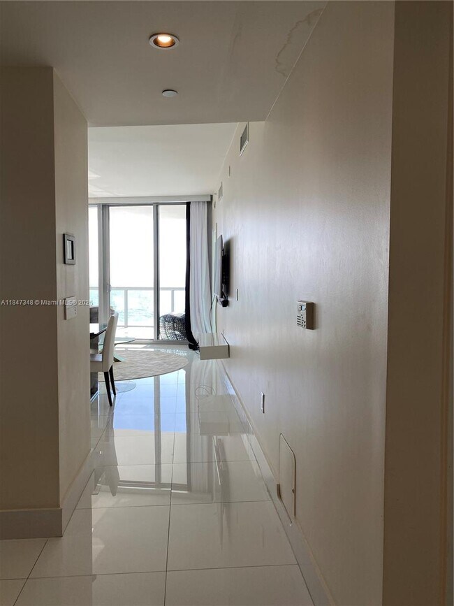 Building Photo - 17121 Collins Ave