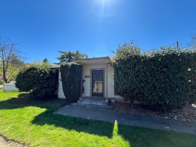 Building Photo - Charming 3-Bedroom Home with Bonus Room in Prime Beaverton Location Cedar Hills Neighborhood!!!