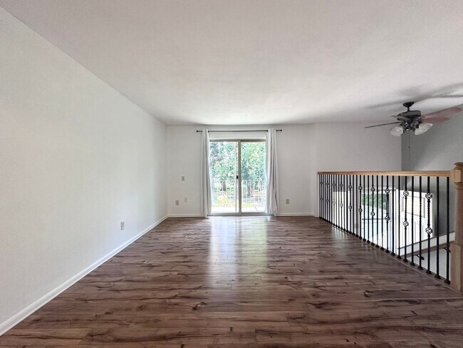 Building Photo - 2 Bed 1 Bath Duplex near Gresham Station!