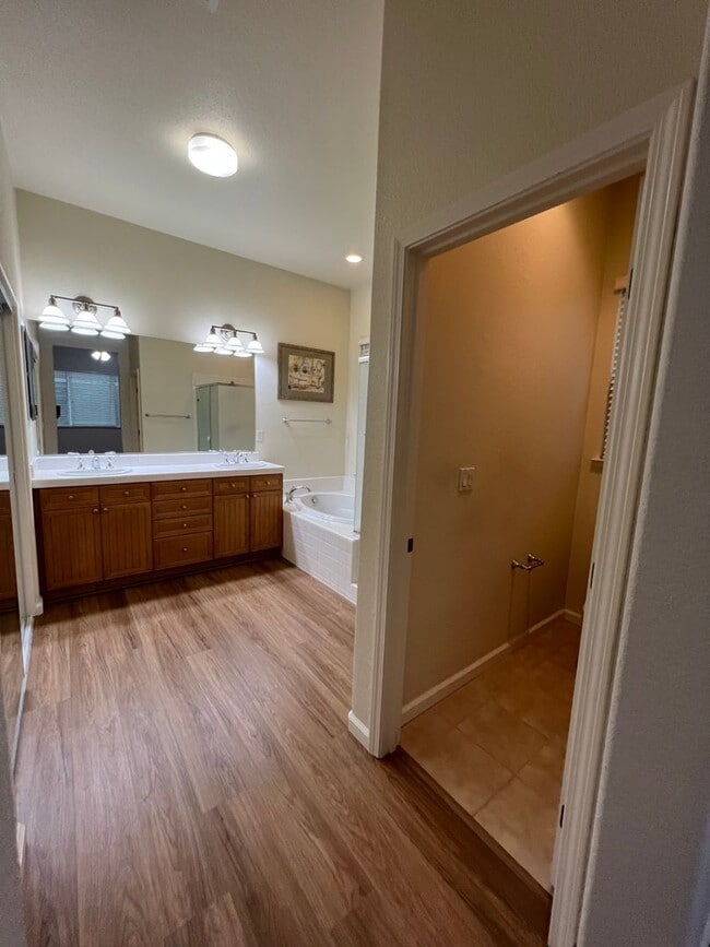 Building Photo - Lovely 3 Bedroom Low Maintenance Unit with New Flooring!