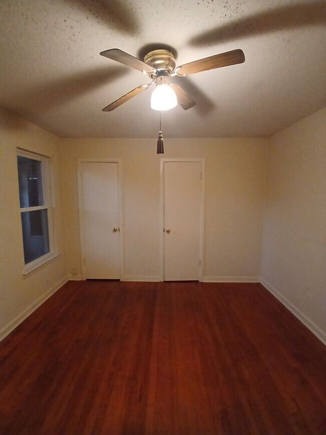 Building Photo - Avon 3015-3017