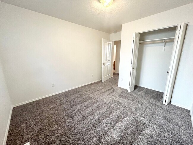 Building Photo - 4650 N Date Palm Ave