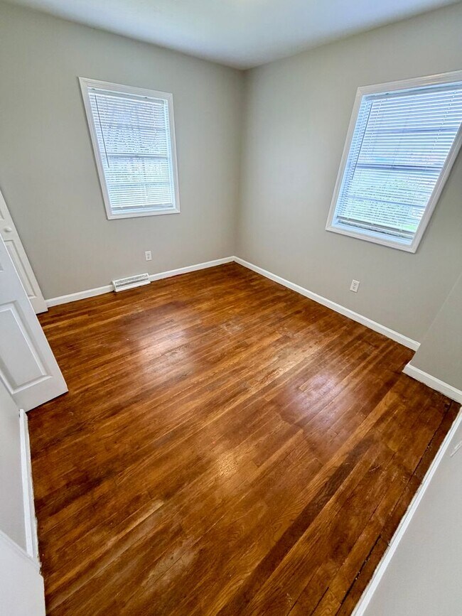 Building Photo - 104 Dale Ave