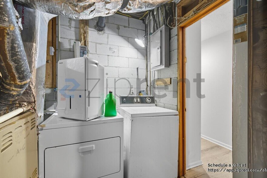 Building Photo - 792 Marstevan Dr NE