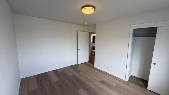 Building Photo - 1630 Oakdale Ave