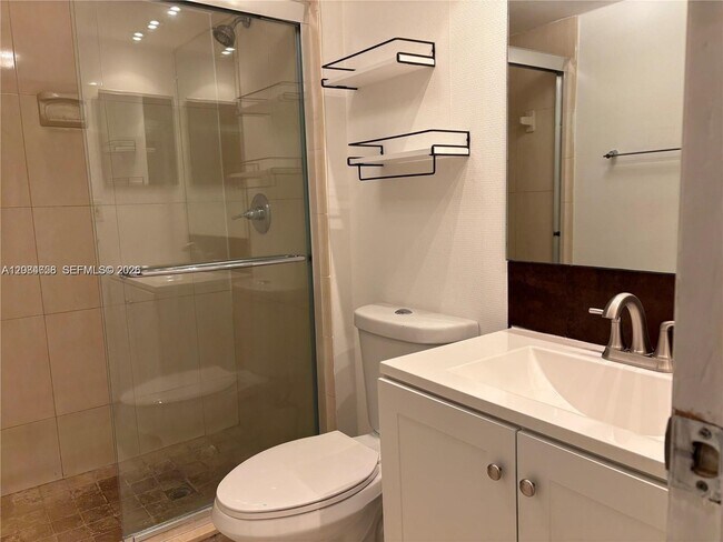 Building Photo - 3301 N Country Club Dr