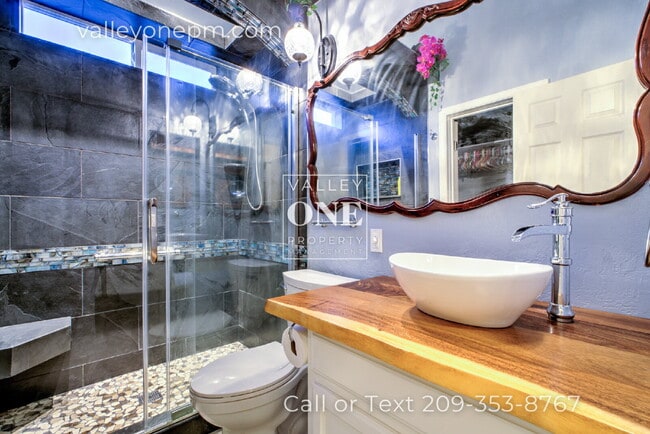 Building Photo - Luxury Private Furnished 2 Bed 2 Bath Suite With Private Courtyard - Utilities Included!