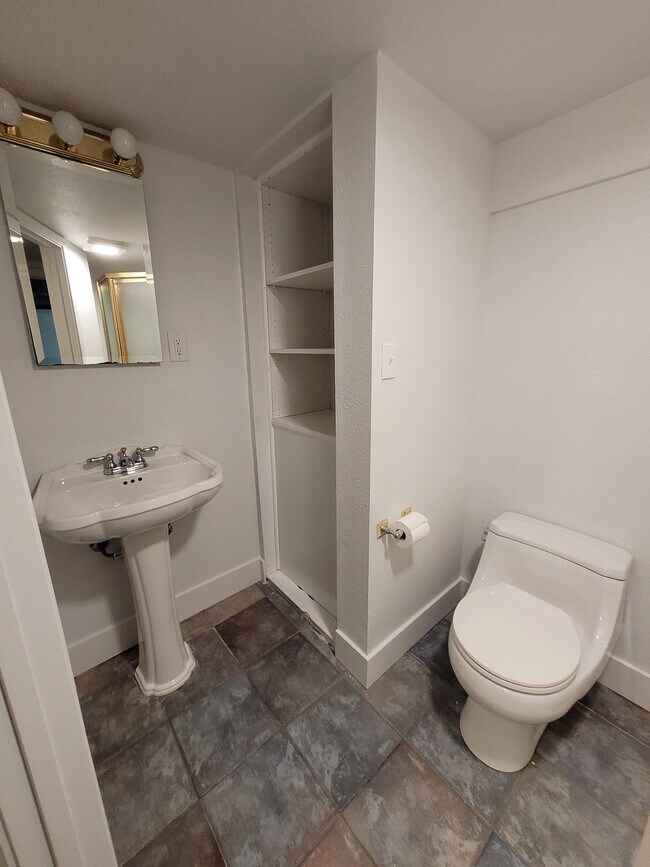 Building Photo - 1574 SE Sherrett Street