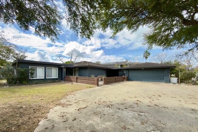 Building Photo - 135 Country Club Rd