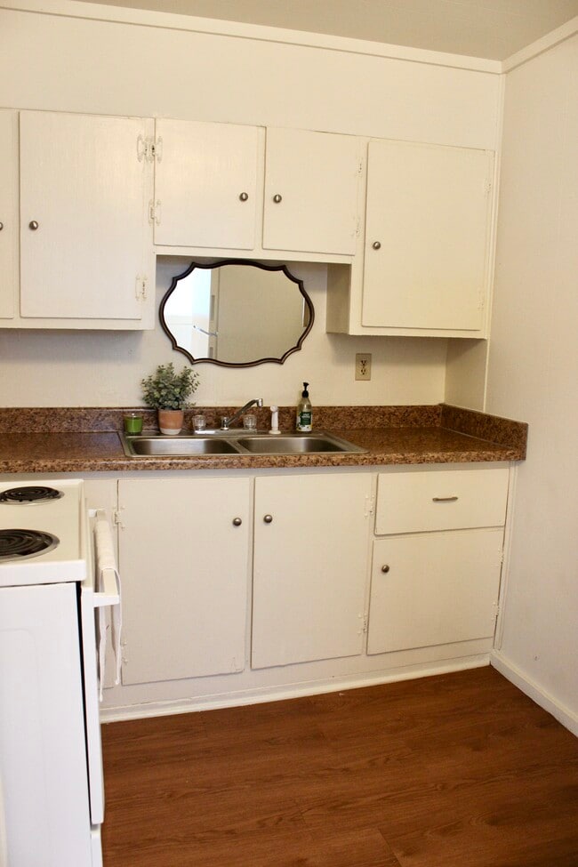 Kitchen - 2310 N Rogers Ave